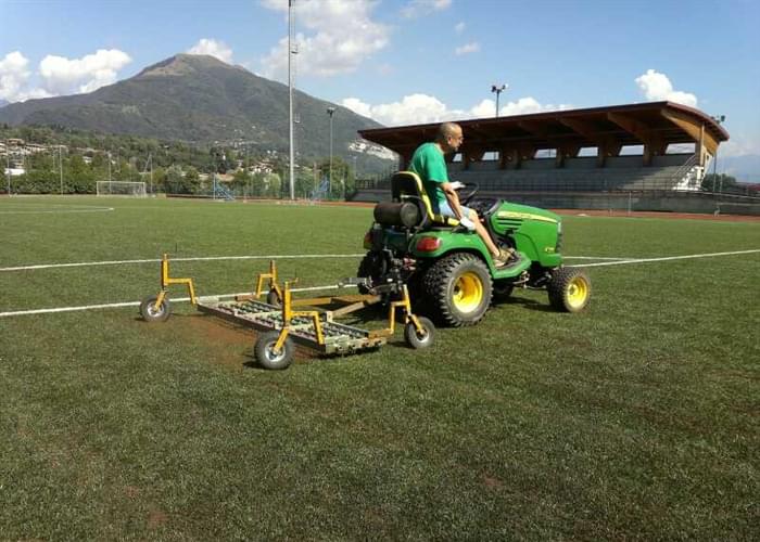 Manutenzione erba sintetica Manutenzione del prato artificiale secondo programmi calendarizzati per assicurare una vita duratura al manto in erba sintetica... <a href="/azienda/dalla-produzione-all-installazione-il-tuo-manto-in-erba-sintetica-chiavi-in-mano">Leggi tutto</a>