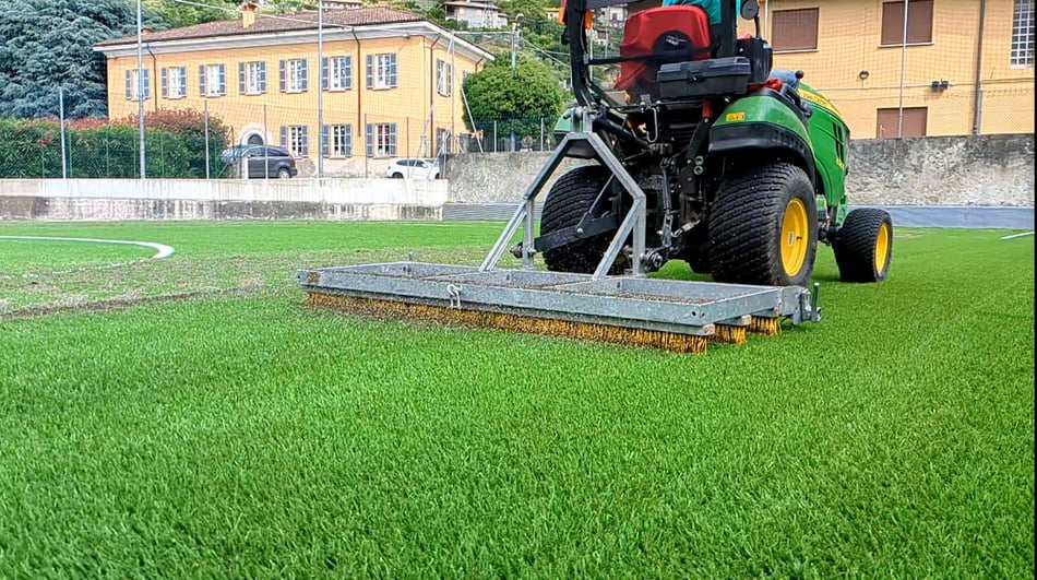 Manutenzione dei campi in erba sintetica