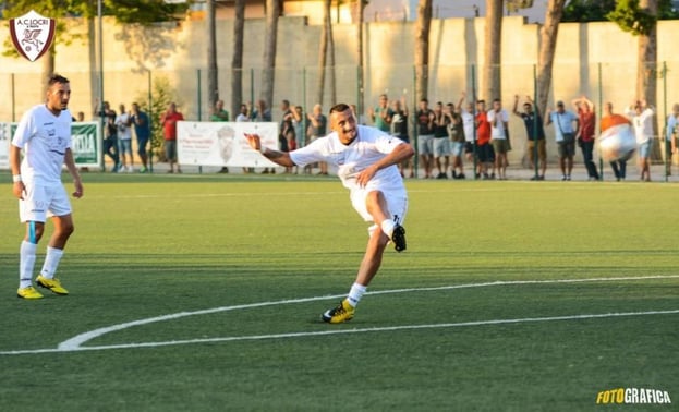 locri-campo-erba-sintetica-testo