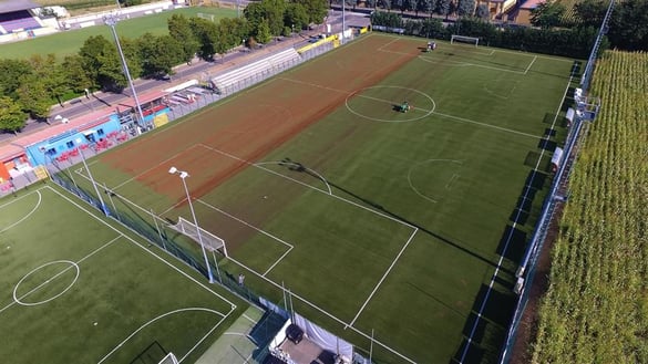 manutenzione-erba-sintetica-spazzolatura